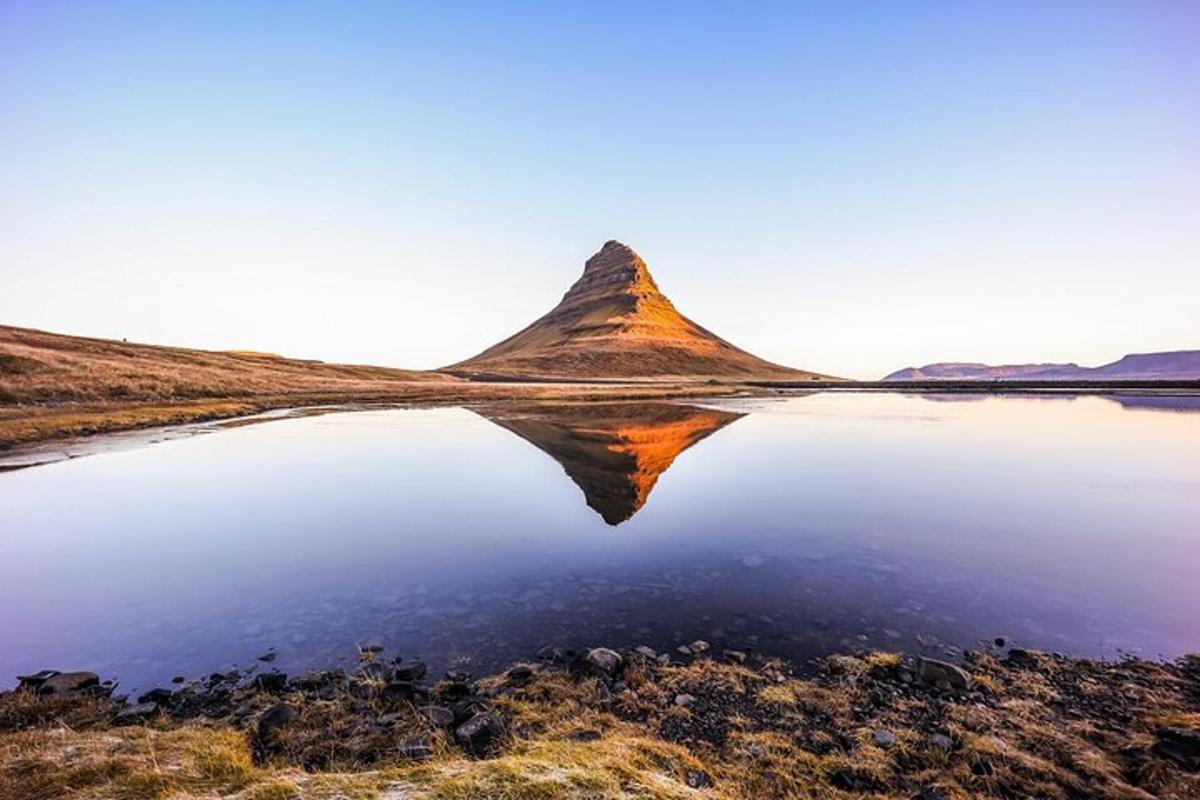 Un reflejo de montaña en un cuerpo de agua