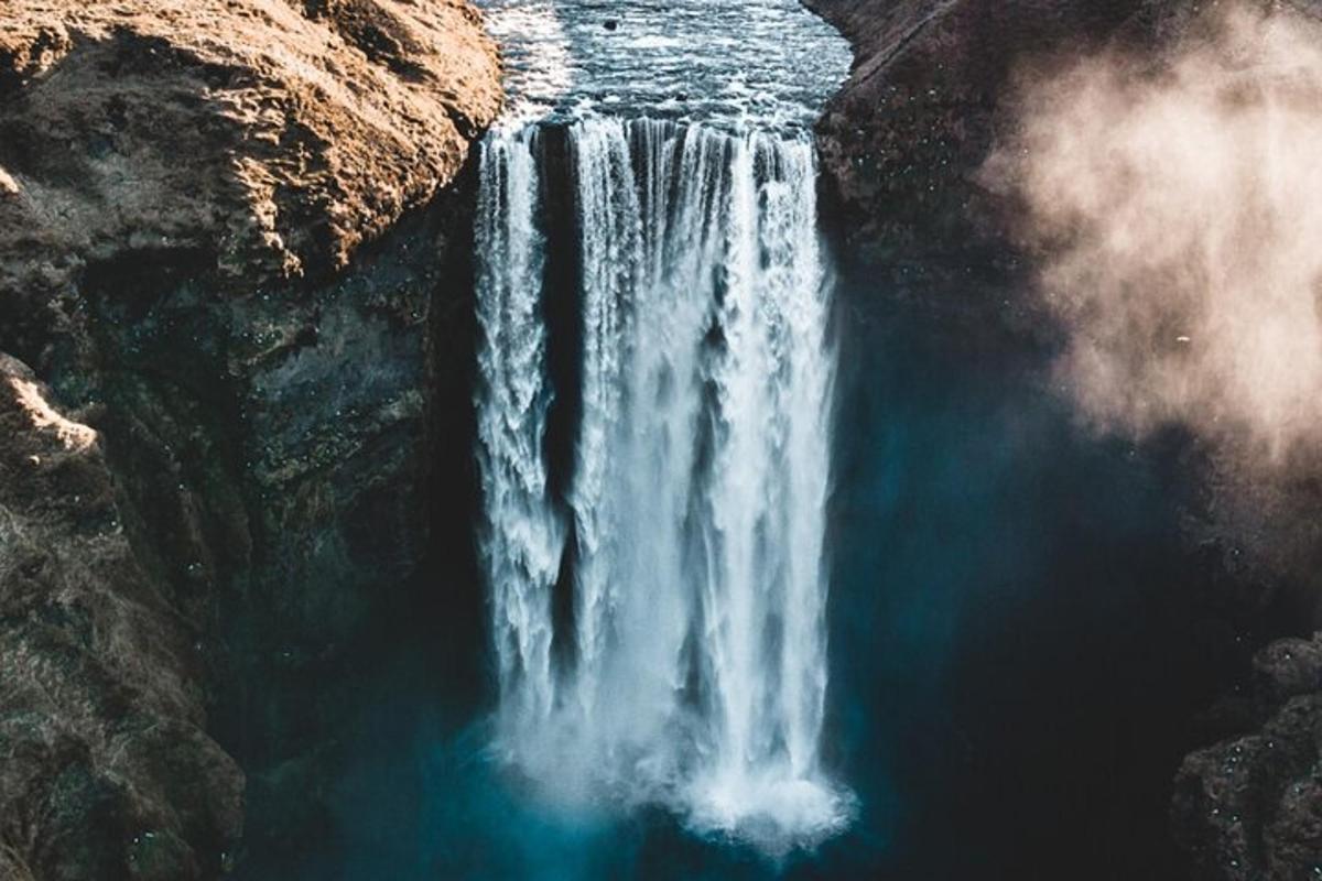 uma cachoeira na encosta de um penhasco