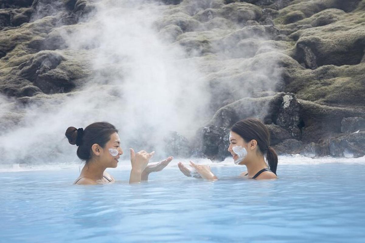 Dos mujeres nadando en el agua de un géiser.