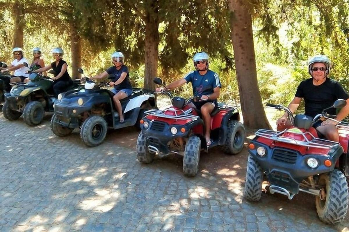 grupp inimesi, kes sõidavad ATV-de ja atanade peal
