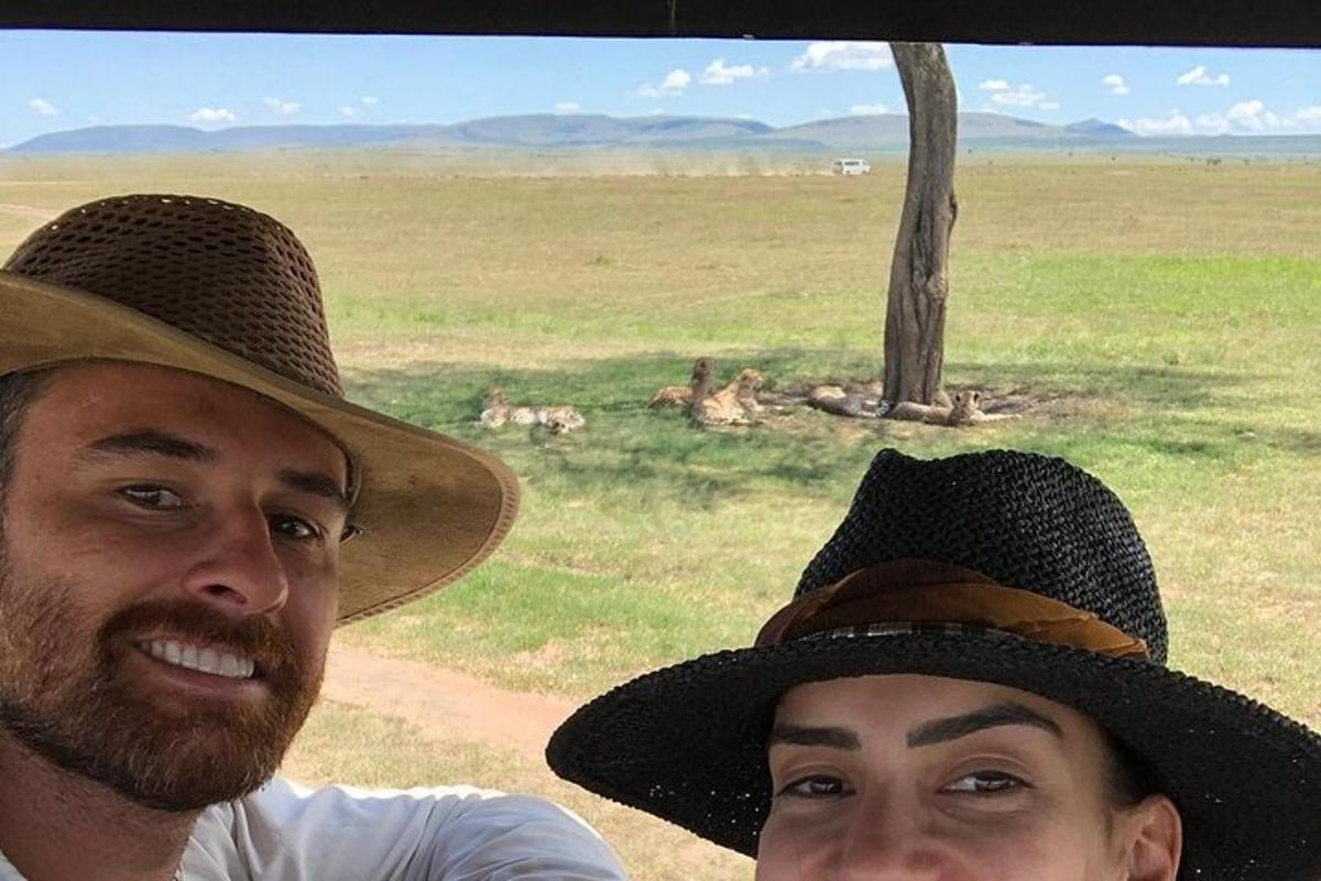 um homem e uma mulher usando chapéus em um campo