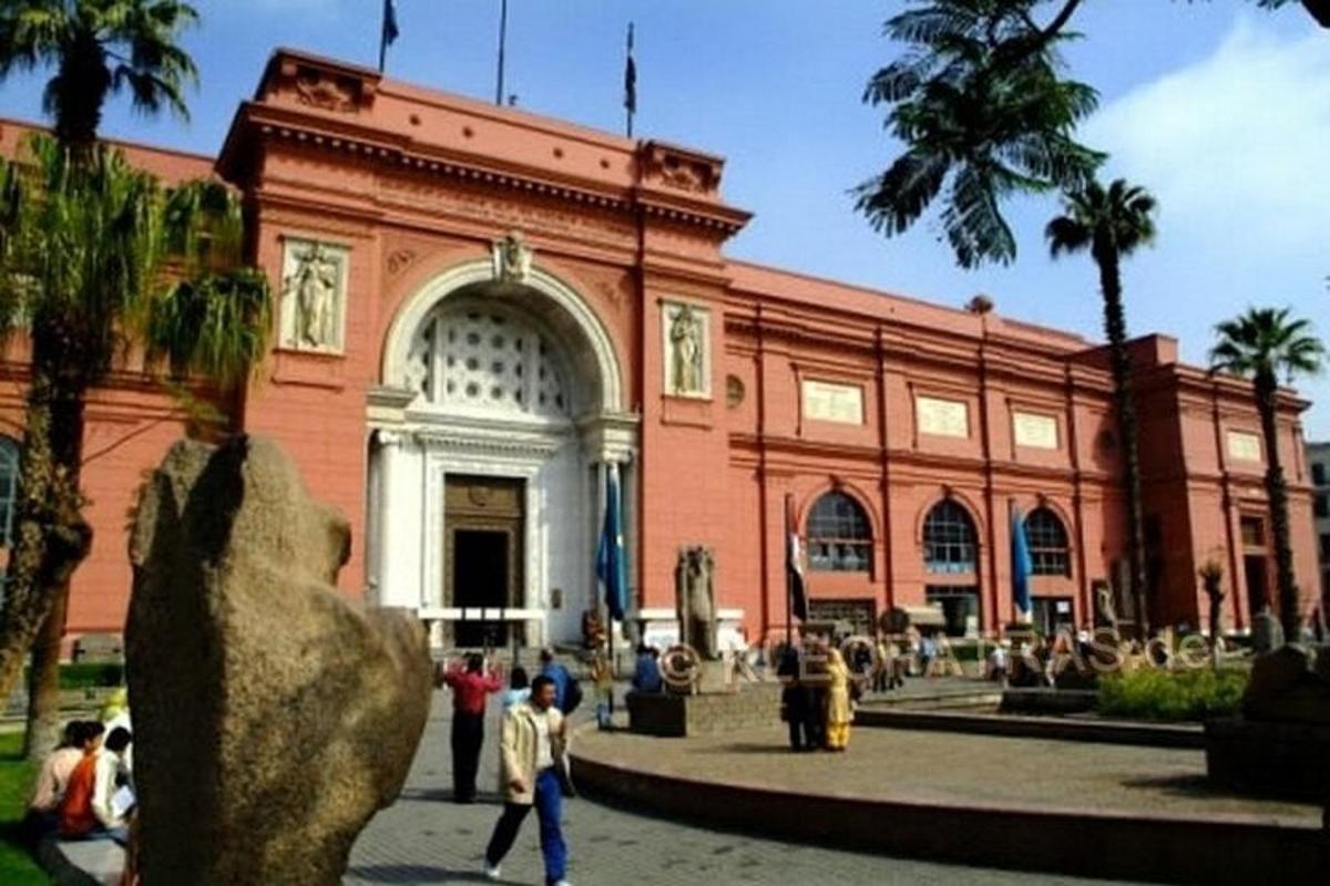 um grande edifício com pessoas caminhando na frente dele