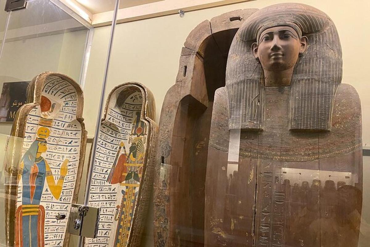 uma estátua de anúbis e esquis em um museu