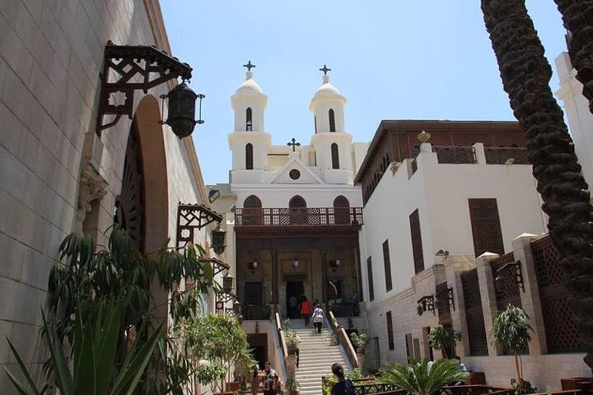 um grupo de edifícios com uma igreja ao fundo