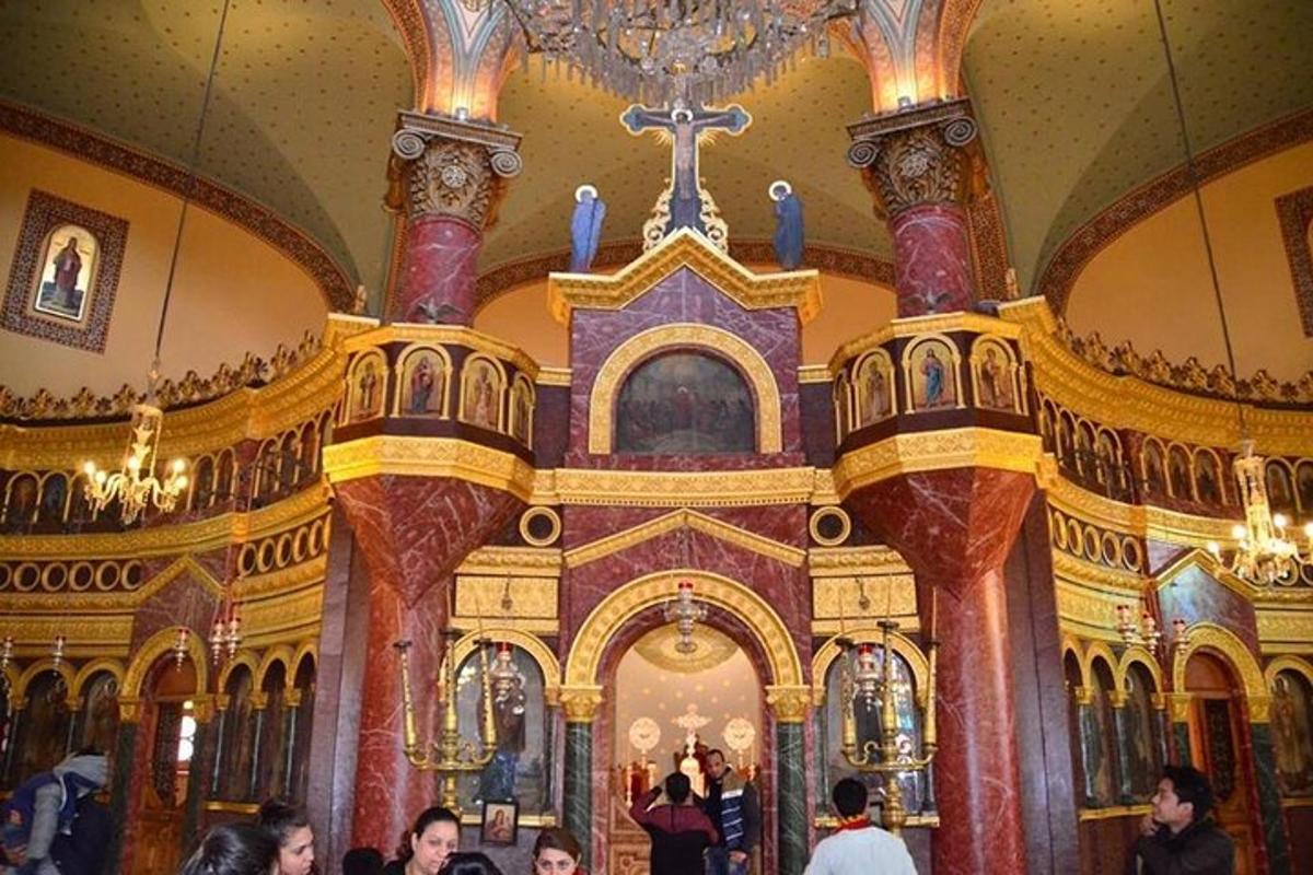 uma igreja com um monte de gente dentro