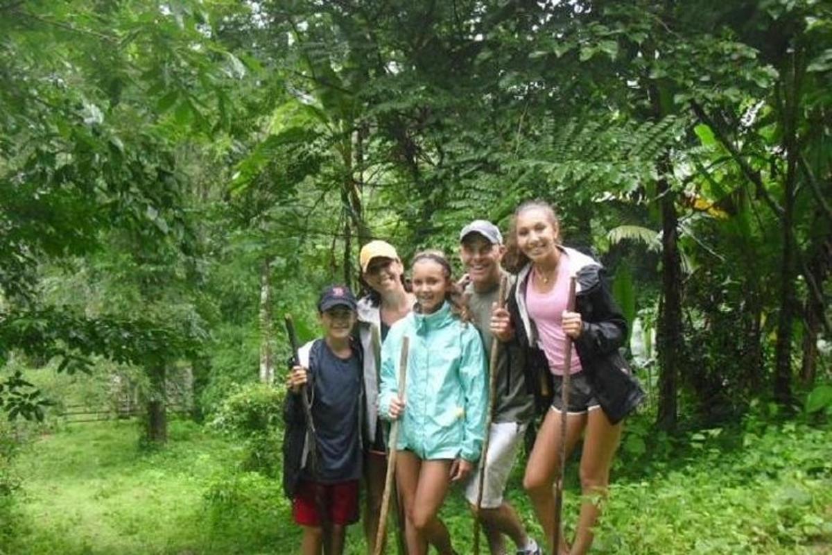 Un grupo de personas posando para una foto en un sendero.