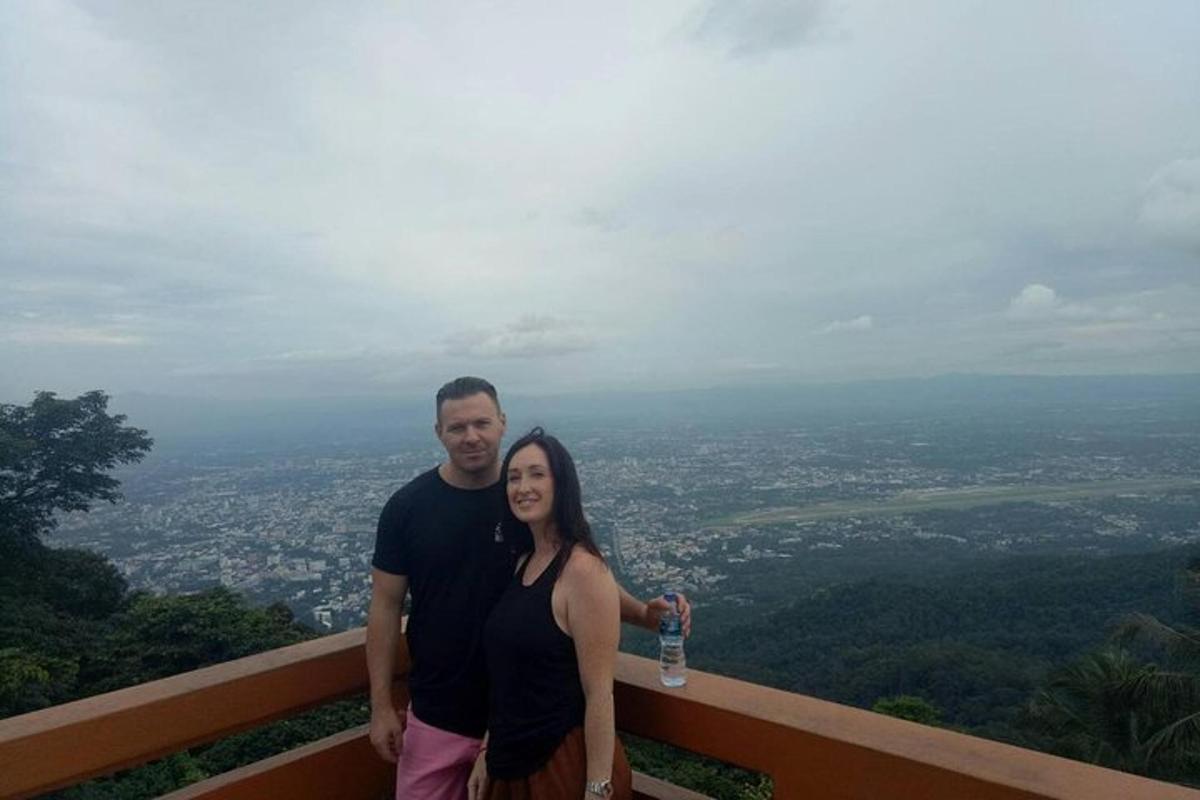 un uomo e una donna in piedi sulla cima di una montagna