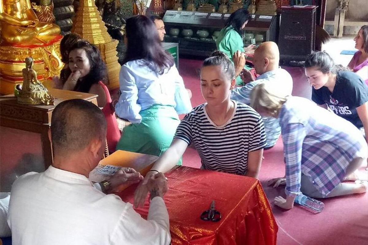 un gruppo di persone sedute sul pavimento in un tempio