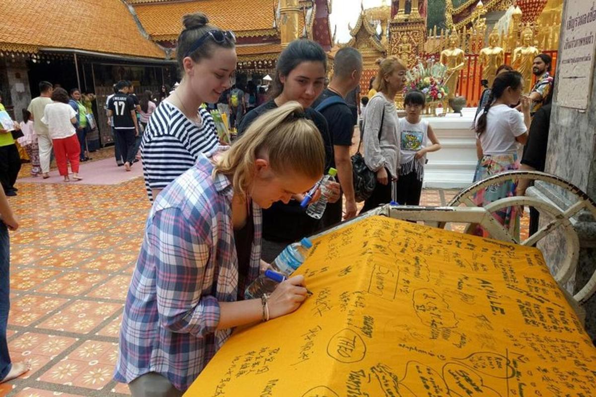 un gruppo di ragazze in piedi attorno a un tavolo con delle scritte sopra