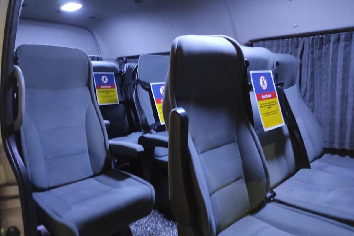 deretan tempat duduk kosong di dalam kapal terbang