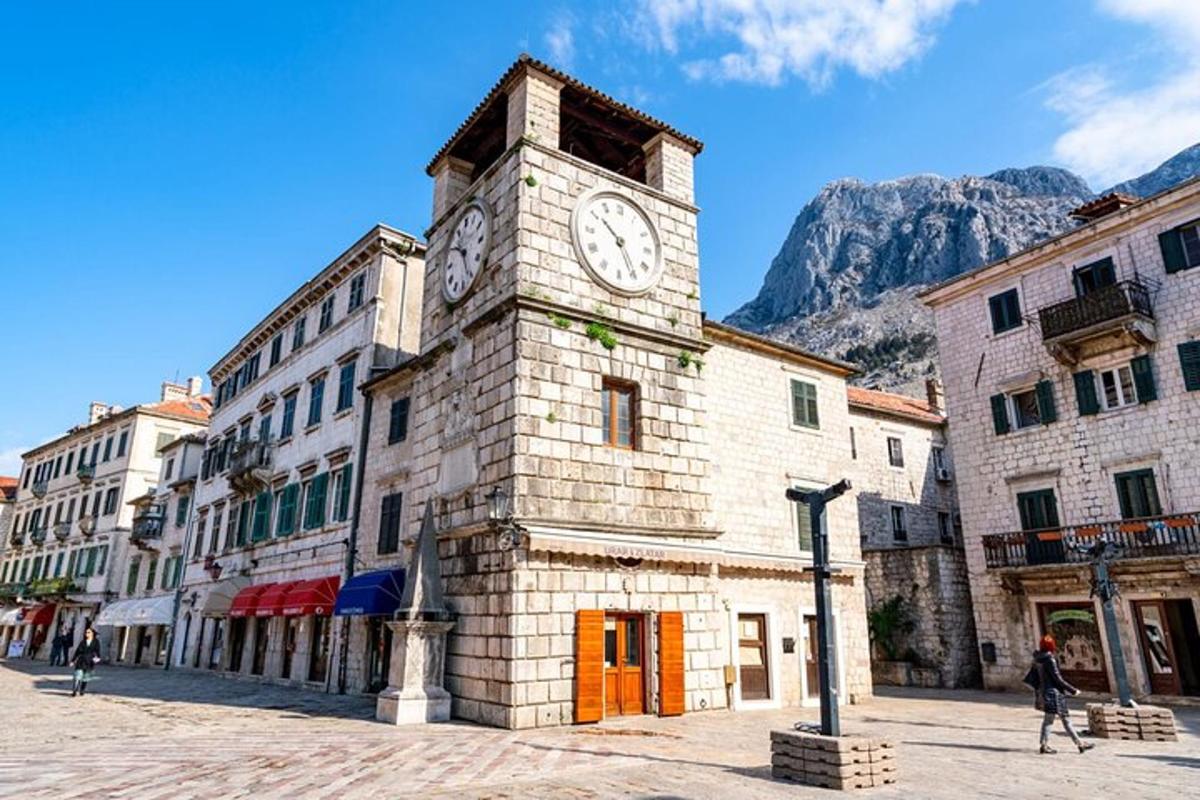 un edificio con una torre dell'orologio su una strada