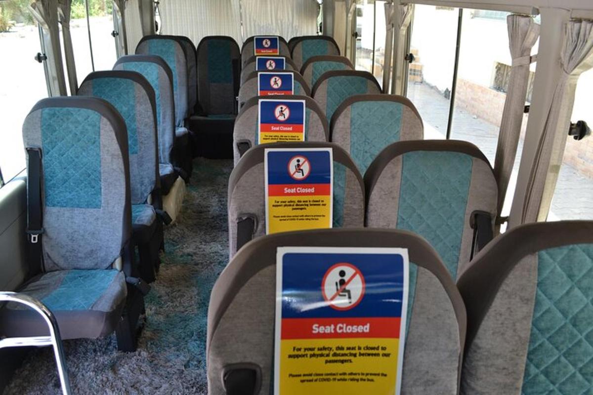 deretan tempat duduk kosong di dalam bas