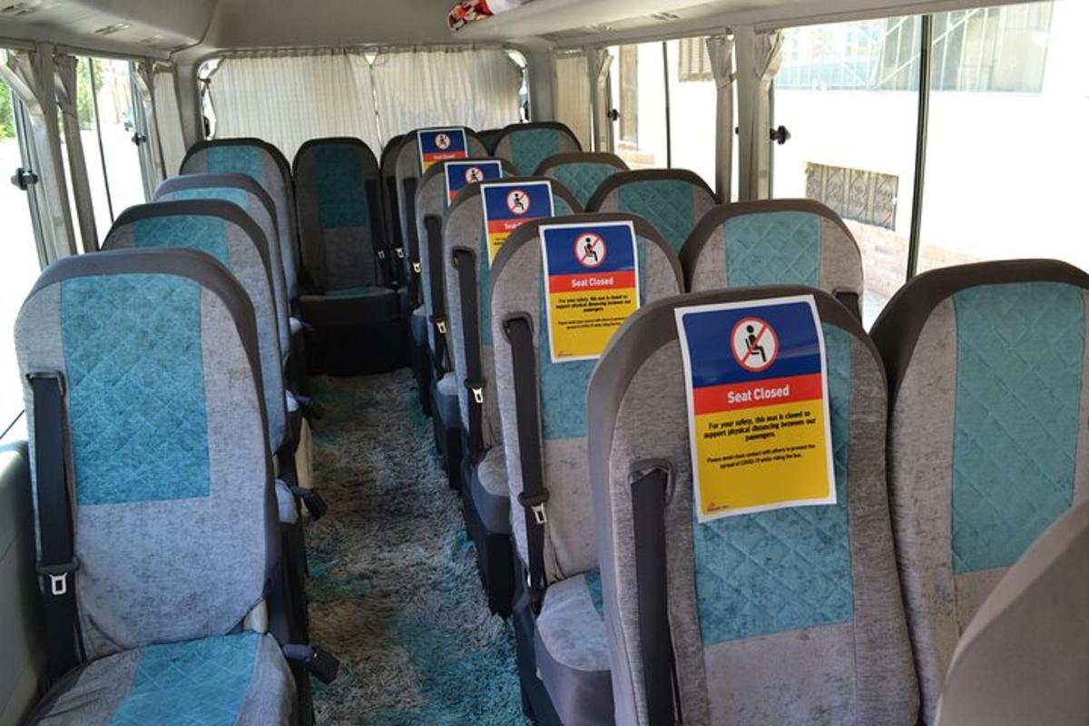 řada sedadel v autobuse s cedulemi na nich