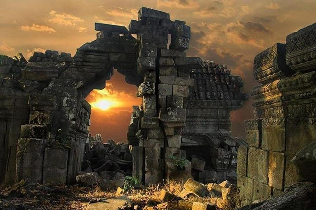 أطلال قديمة مع غروب الشمس في الخلفية