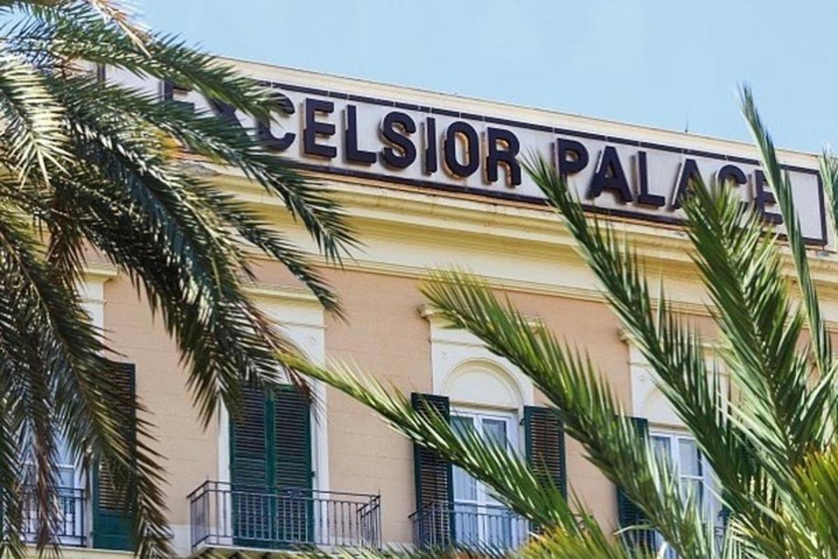 cedule na boku budovy s palmami