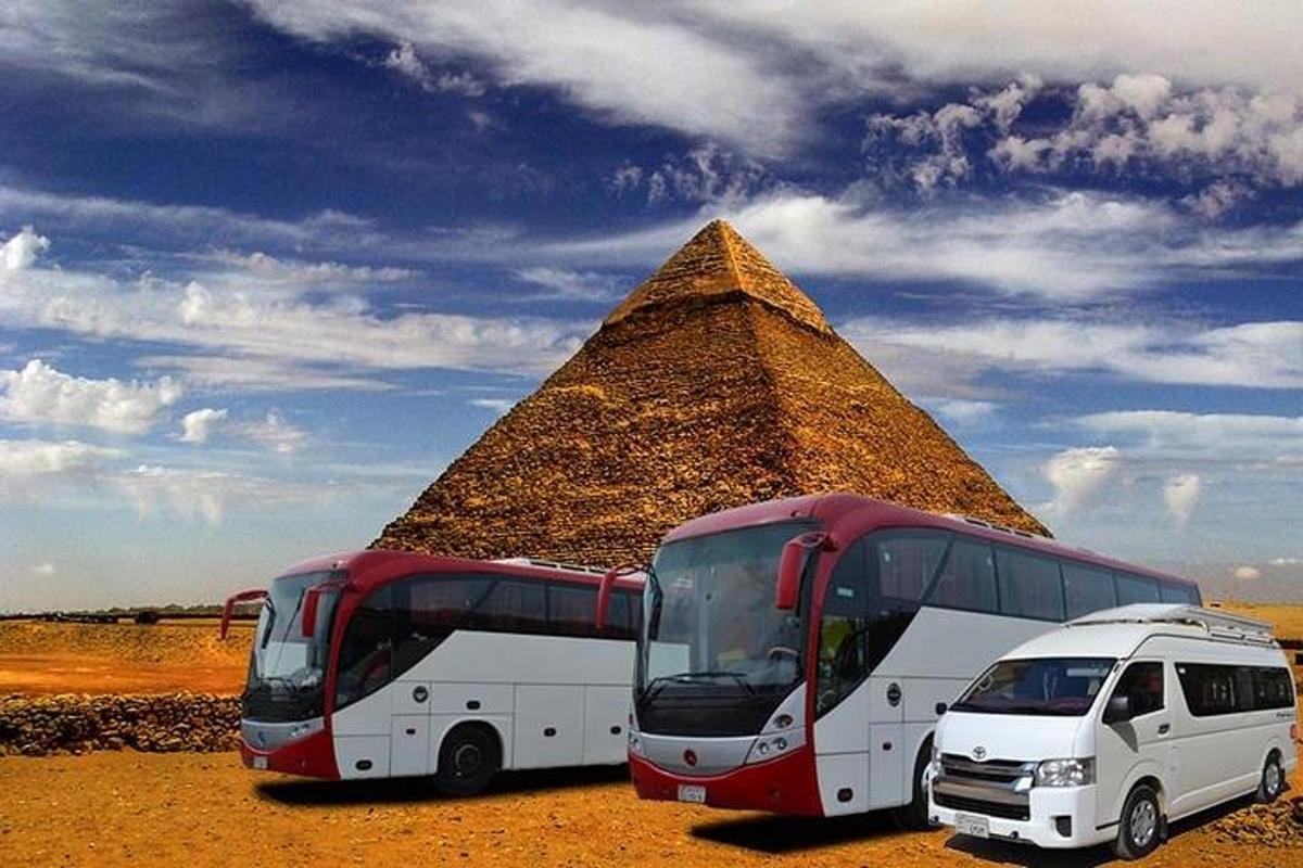 kaks bussi pargitud püramiidi ette