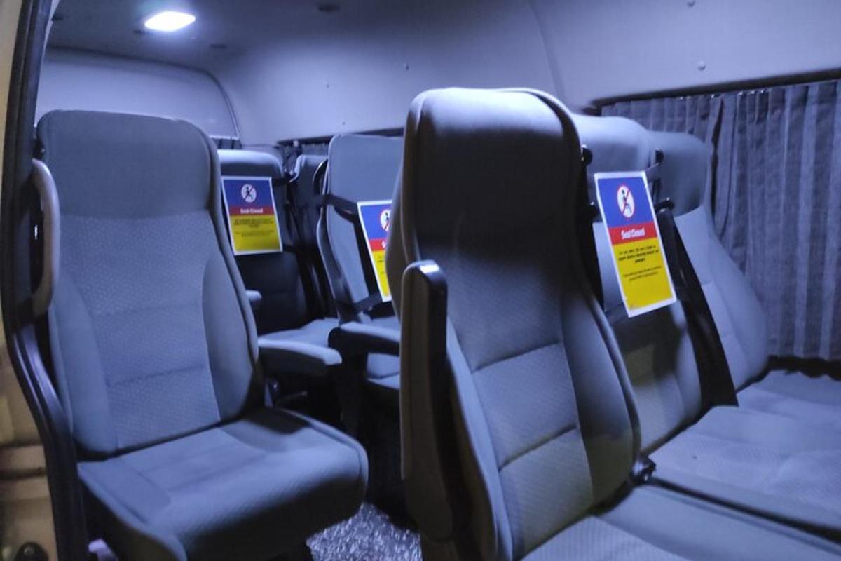 řada prázdných sedadel v autobuse