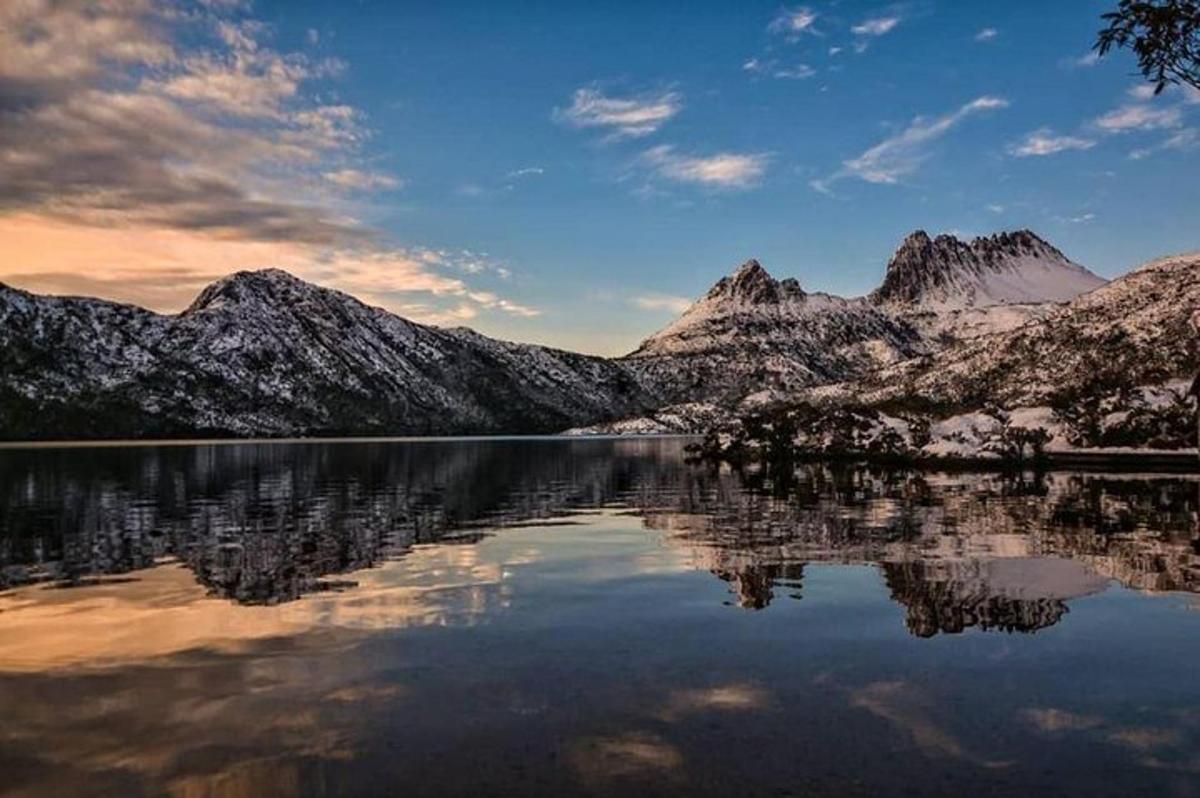 una vista di un lago con montagne innevate