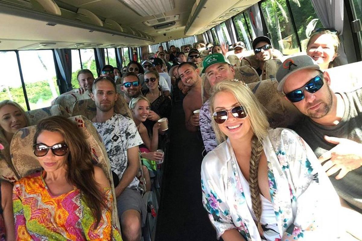 suur grupp inimesi bussis sõitmas