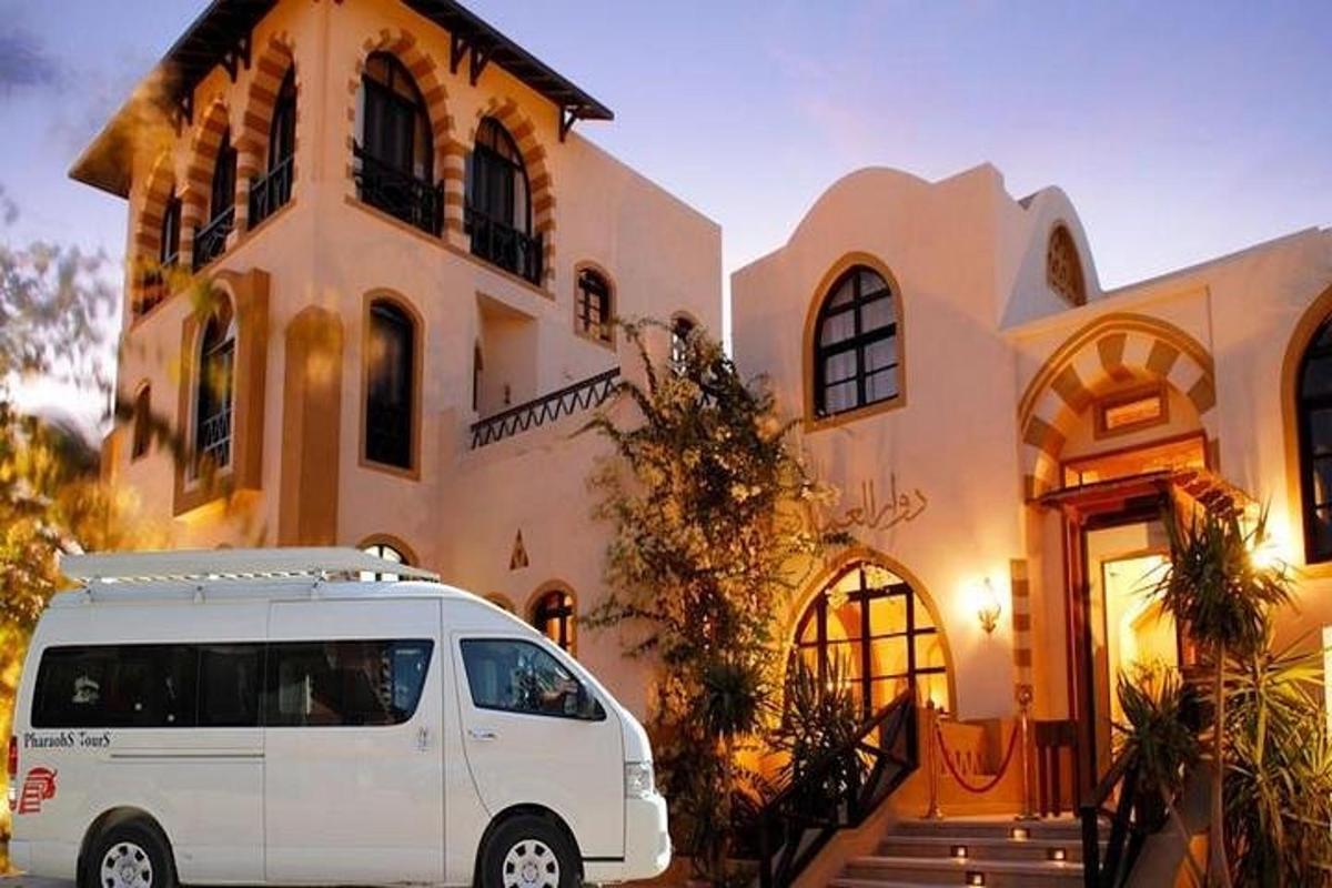 un furgone bianco parcheggiato davanti a una casa