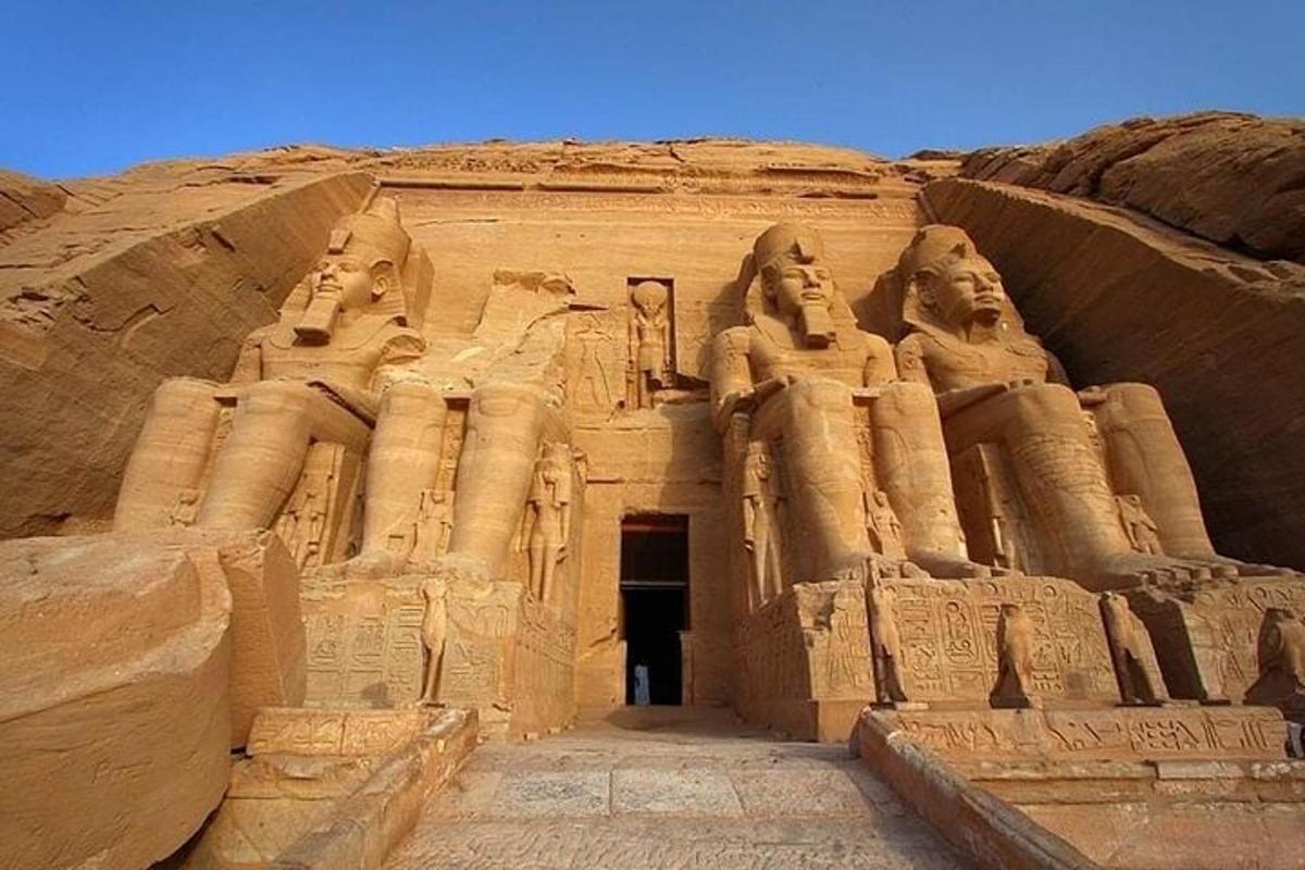 o intrare în templul Abu Simbel