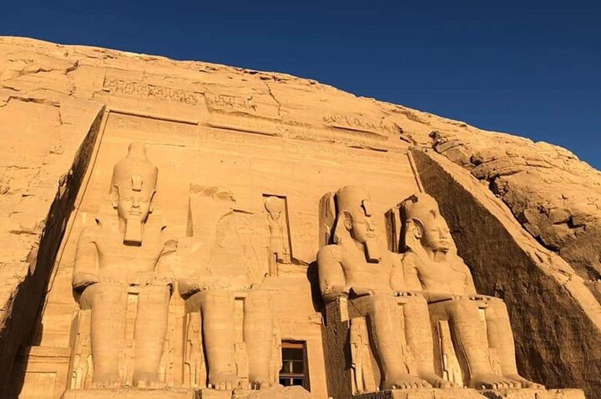 una grande statua di persone sul lato di un edificio