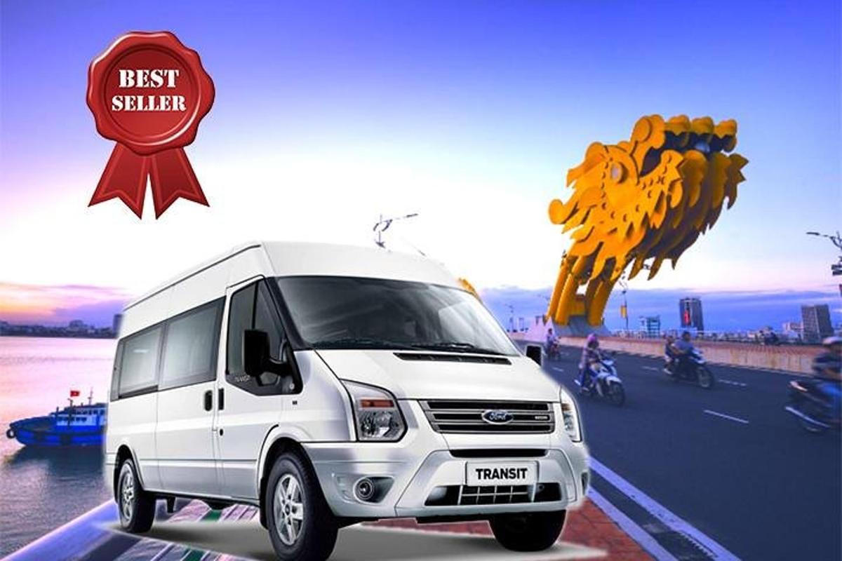 một chiếc xe tải màu trắng đang chạy trên đường với một biển báo