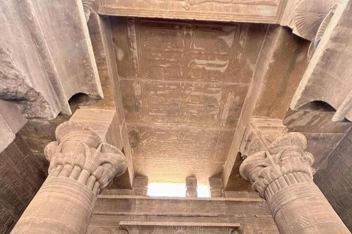 una vista del soffitto di un edificio
