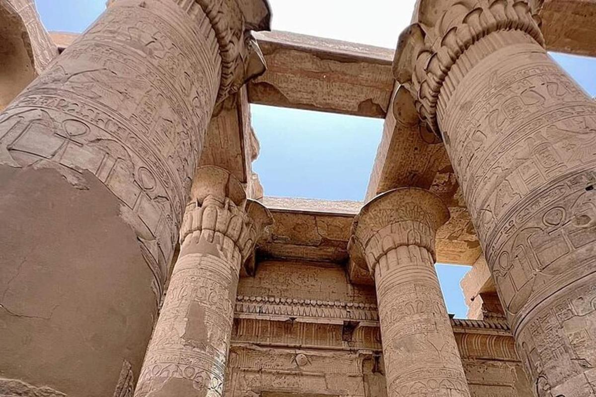 μια άποψη της κορυφής ενός κτιρίου με κολώνες