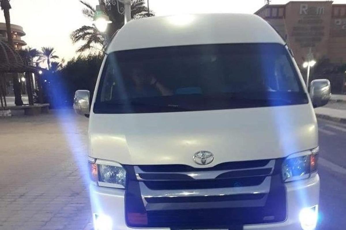 ein weißer Lieferwagen, der am Straßenrand geparkt ist