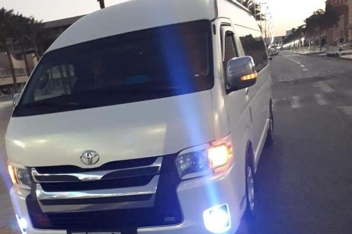 ein weißer Lieferwagen steht auf einer Straße