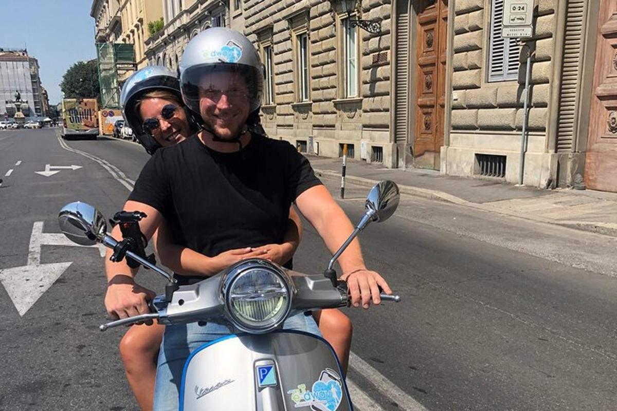 dua lelaki menaiki skuter di jalan