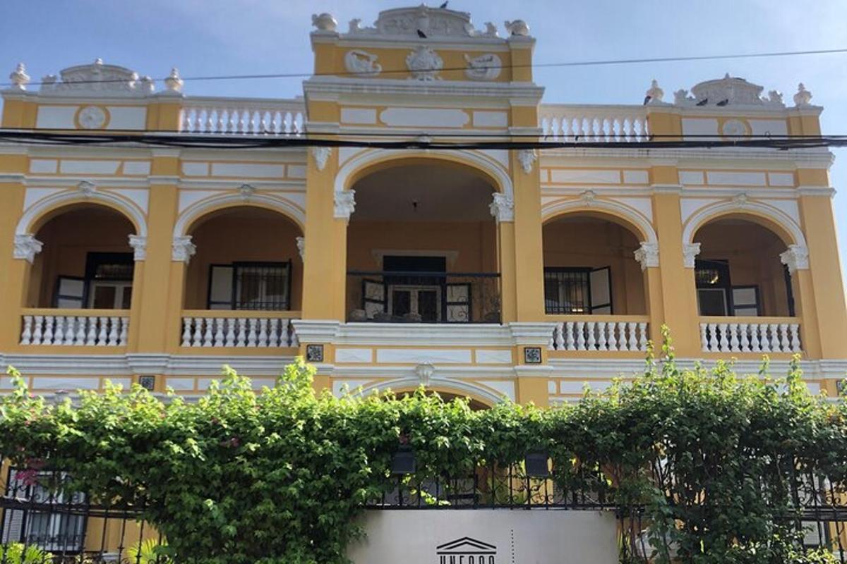 Un gran edificio amarillo con una torre de reloj.