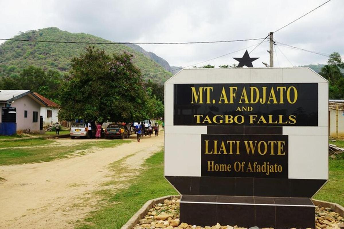 un semn pentru un mic articoria și taco falls într-un sat
