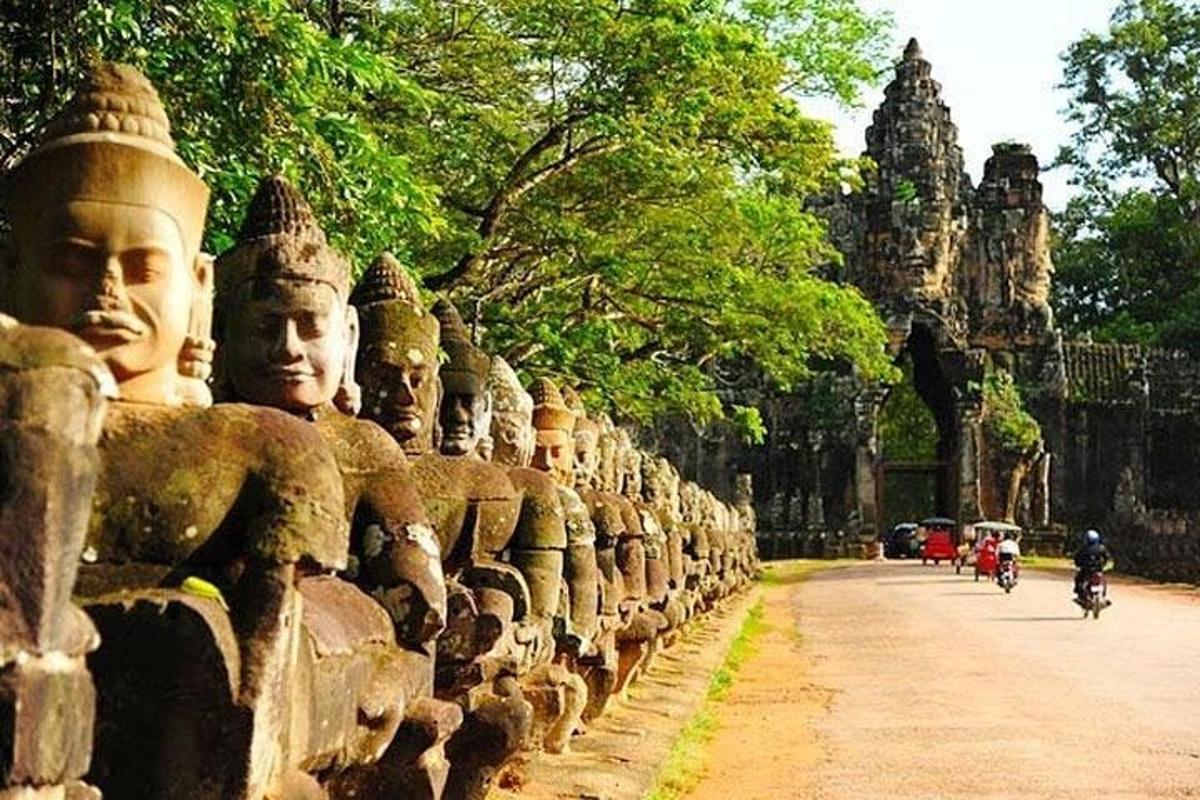 dinding batu dengan patung muka di atasnya