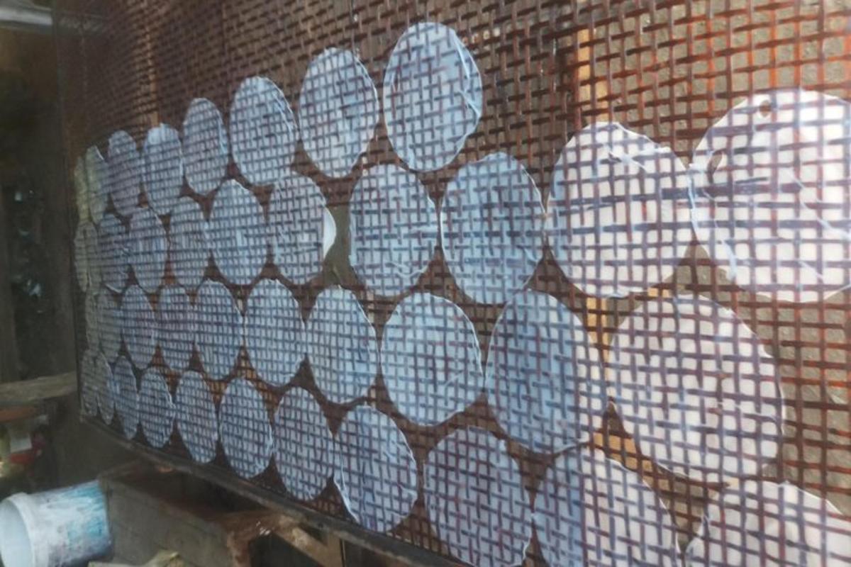 un muro con un mosaico di fiori bianchi