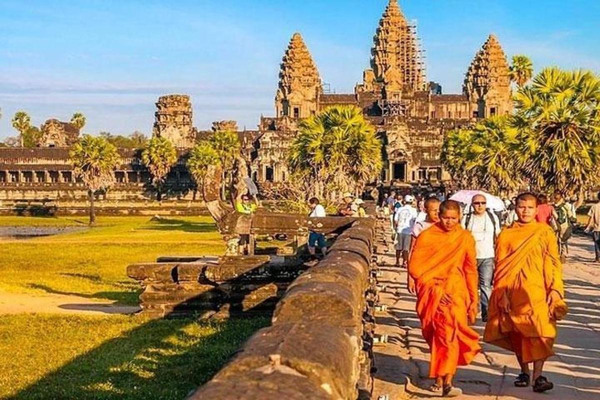 un gruppo di monaci che camminano davanti a un tempio