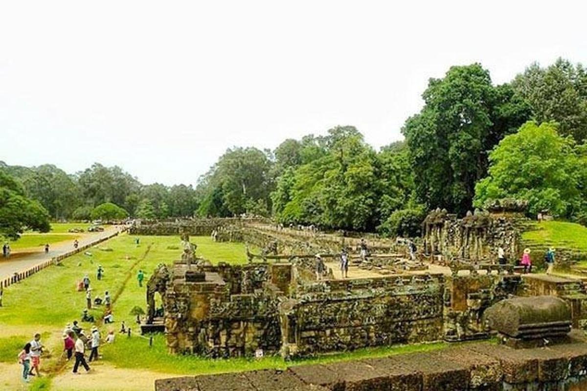 un gruppo di persone che camminano intorno a delle antiche rovine