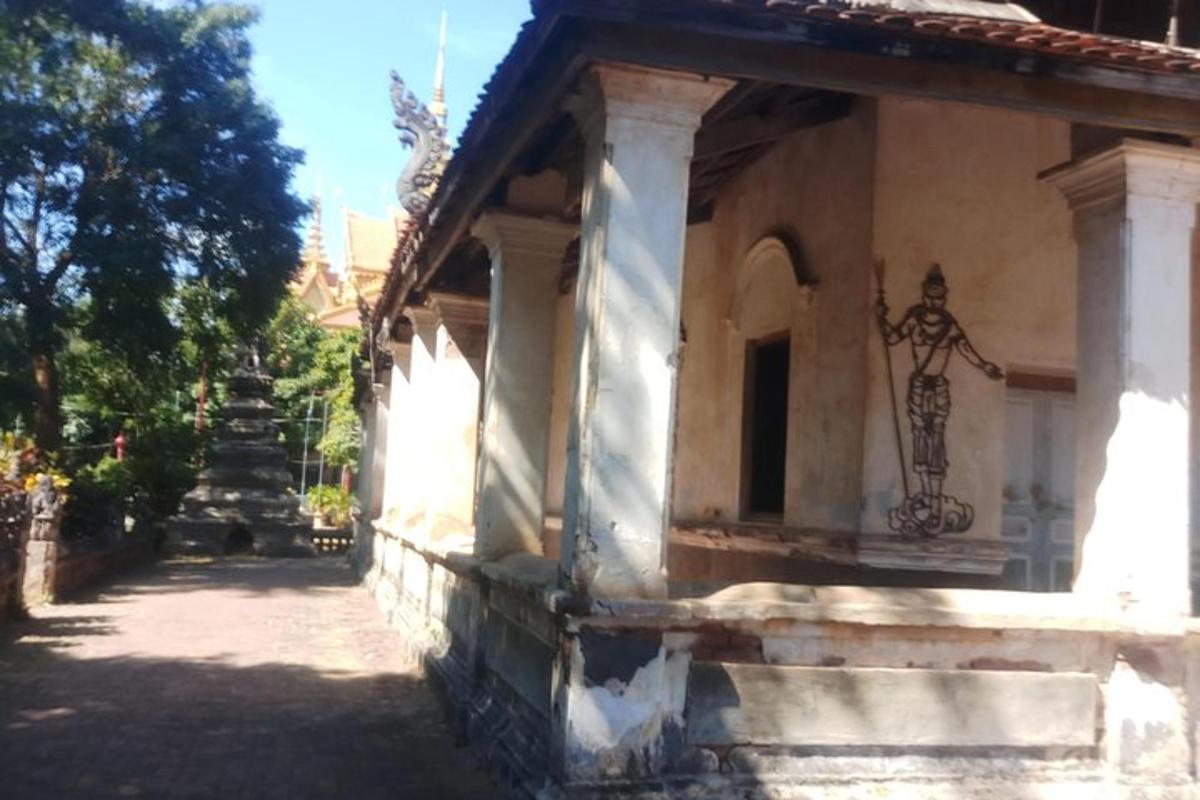 un edificio con un dipinto sul lato