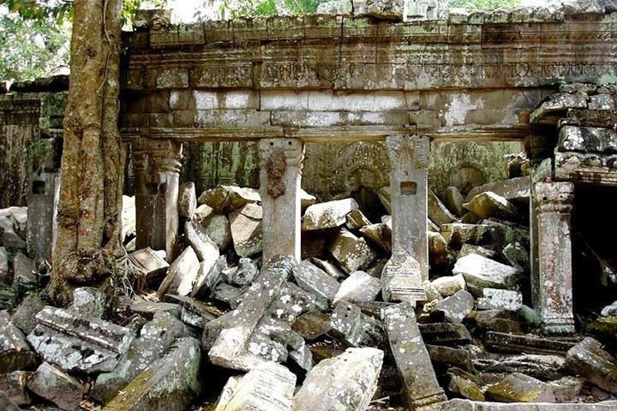 un mucchio di rocce e rovine di un edificio