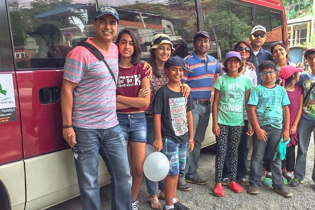 un grupo de personas de pie delante de un autobús
