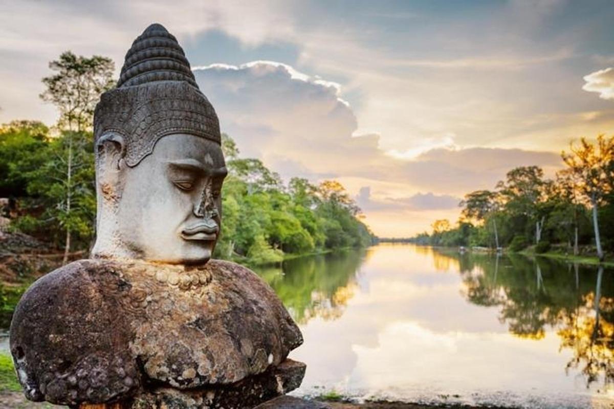 Una estatua de Buda aitating junto a un río
