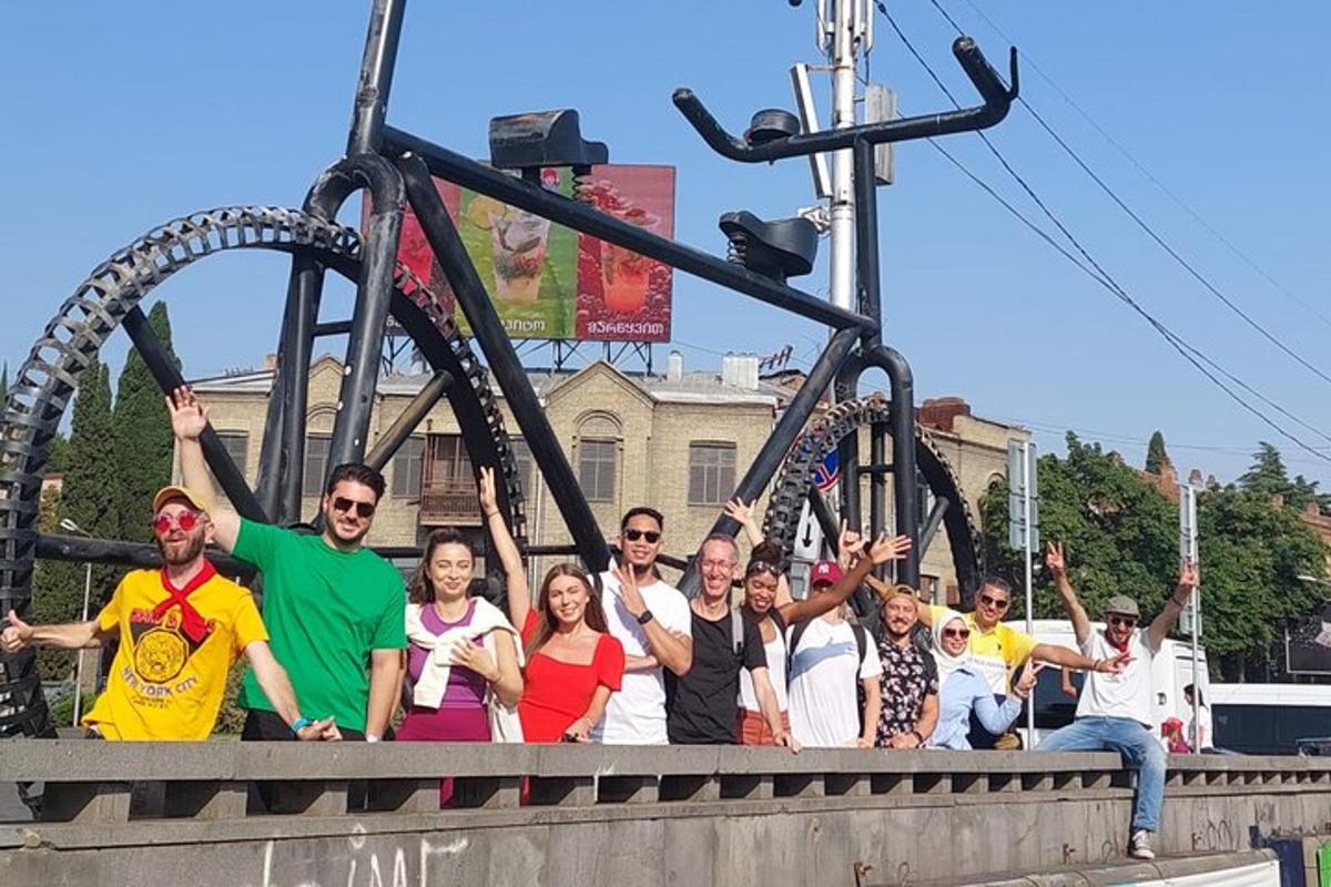 skupina ljudi, ki držijo roke dvignjene pred vlakcem smrti