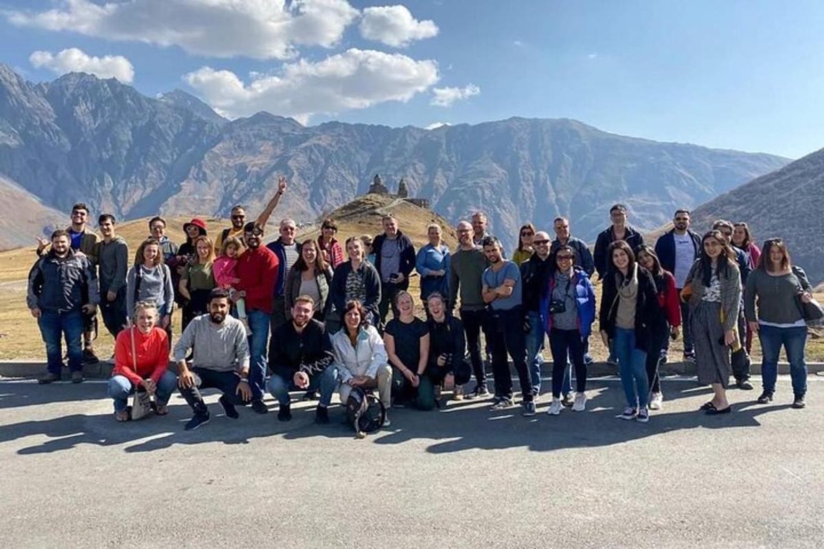 un grup de oameni care pozează pentru o fotografie pe un munte