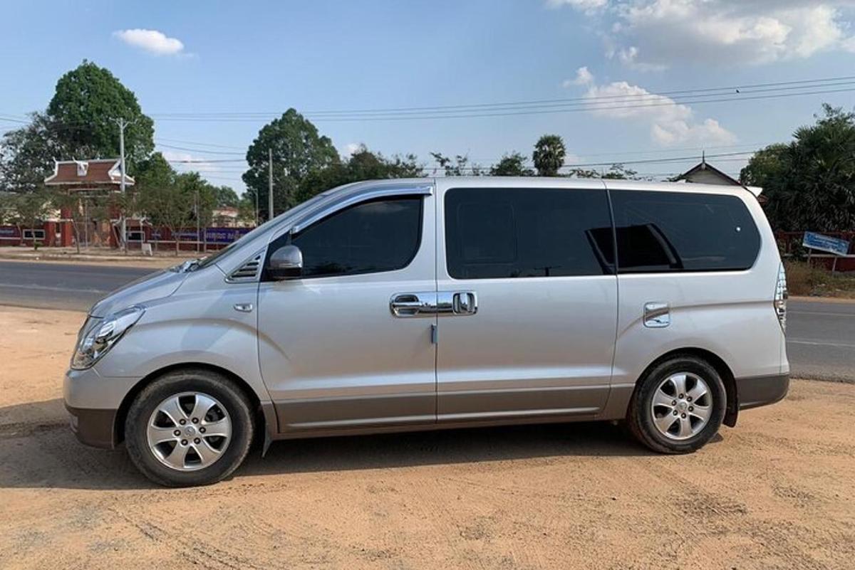 una furgoneta platejada aparcada a la vora d'una carretera
