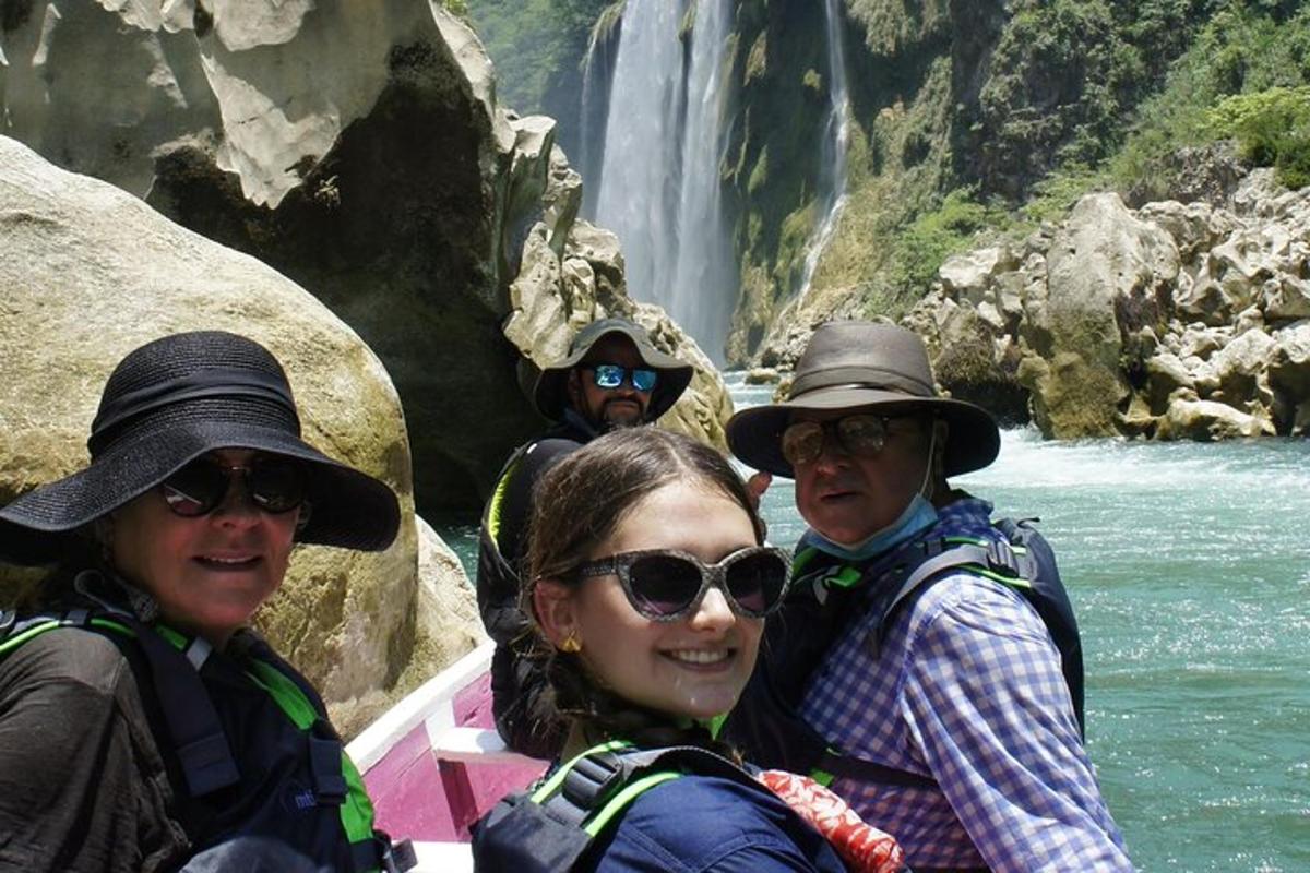 un grupo de personas en un barco en un río