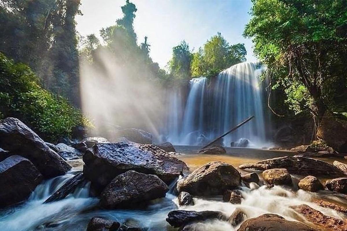 una cascata in mezzo a un fiume con rocce