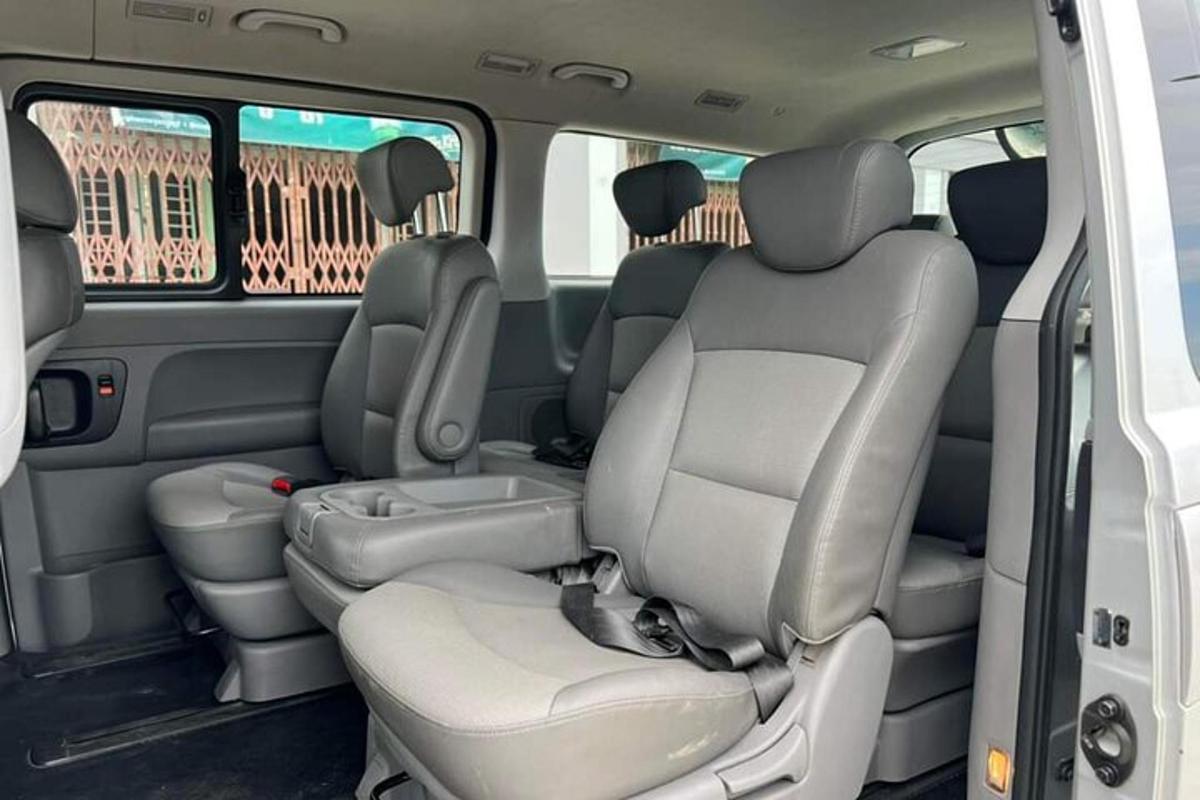 una vista dels seients posteriors d'una minivan