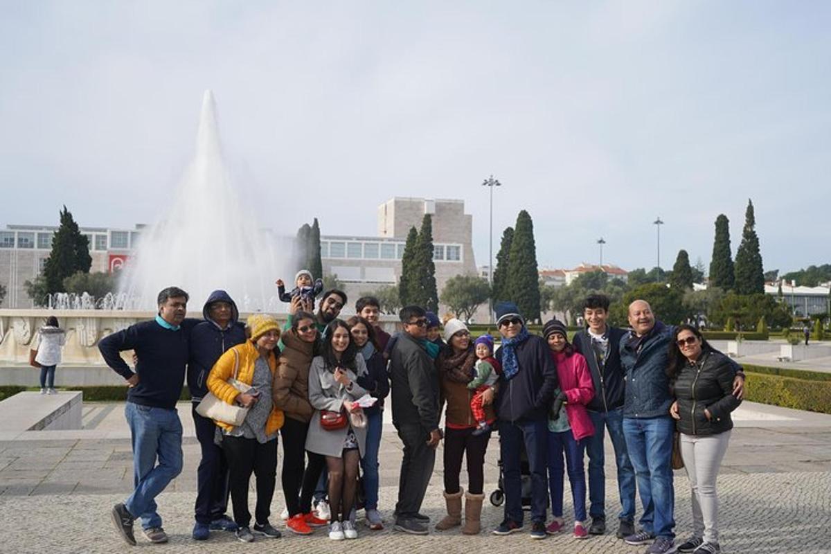 un gruppo di persone in piedi davanti a una fontana
