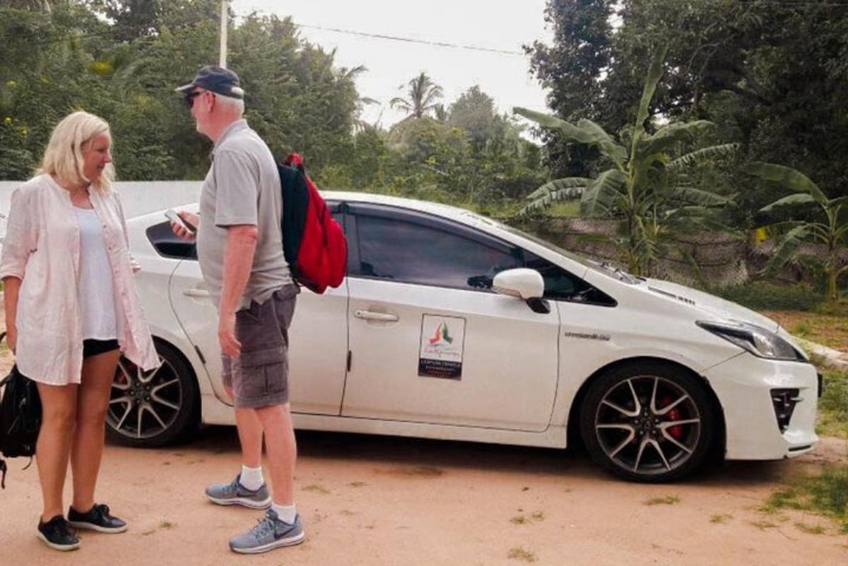 mees ja naine seisid valge auto kõrval